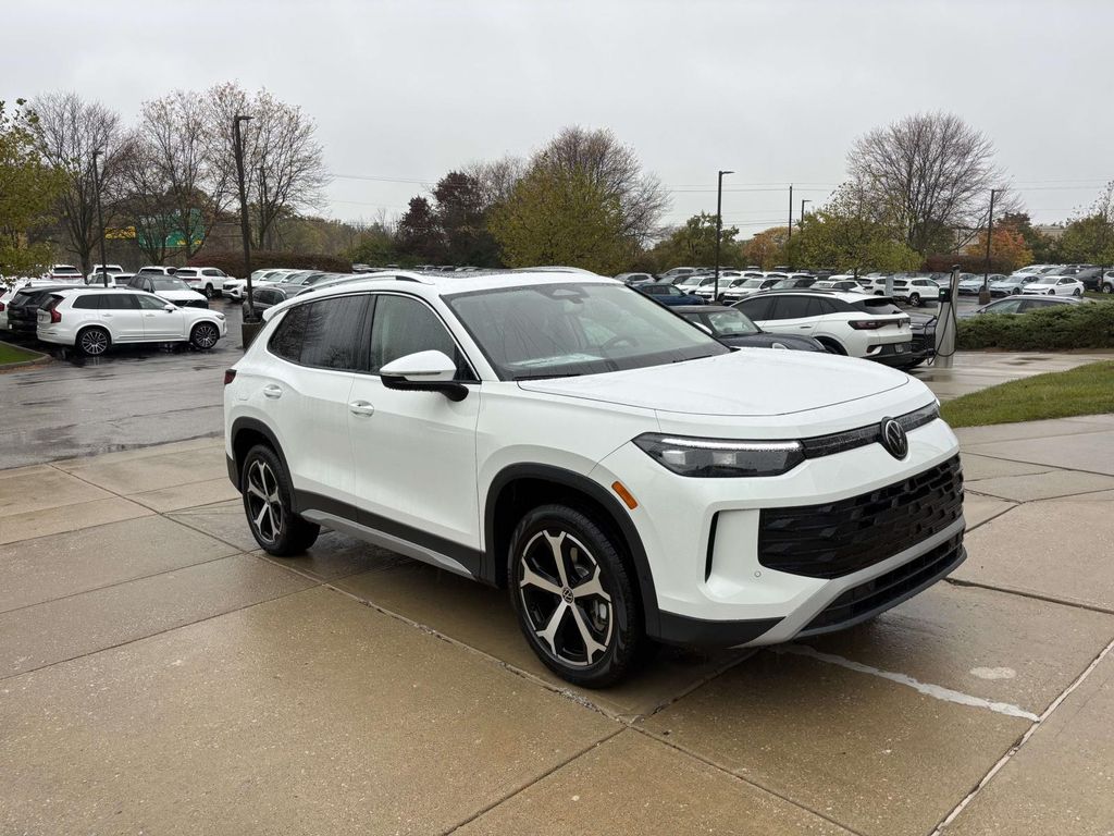 2026 Volkswagen Tiguan SE's photo