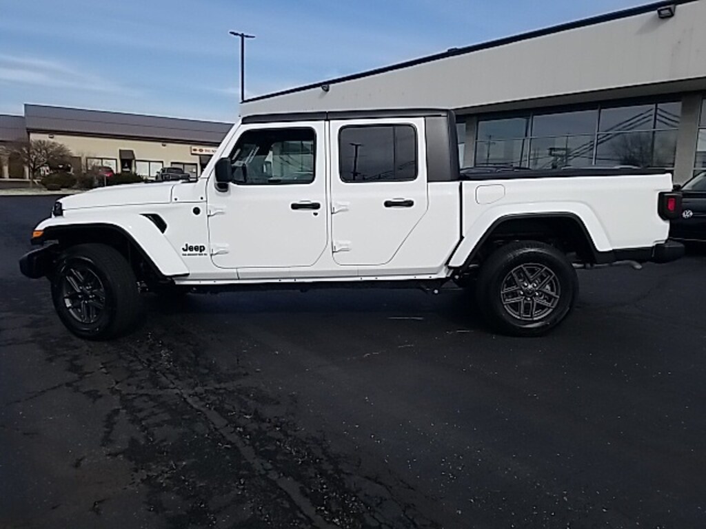 New 2024 Jeep Gladiator SPORT S 4X4 For Sale Bellefontaine OH
