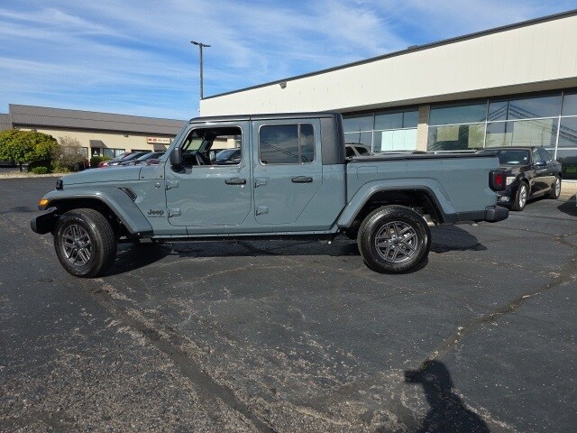 2024 Jeep Gladiator Sport photo 2
