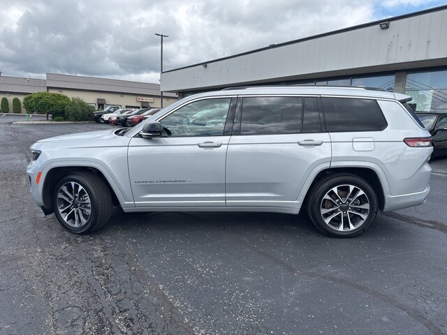 2022 Jeep Grand Cherokee Overland photo 2