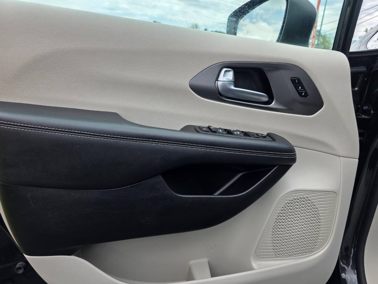 2023 Chrysler Pacifica Touring L - Photo 21