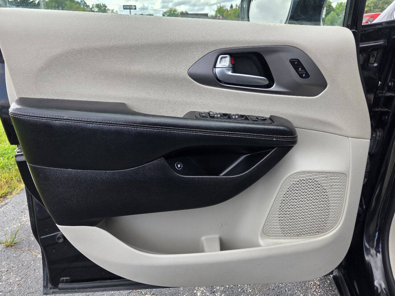 2022 Chrysler Pacifica Hybrid Touring L - Photo 23