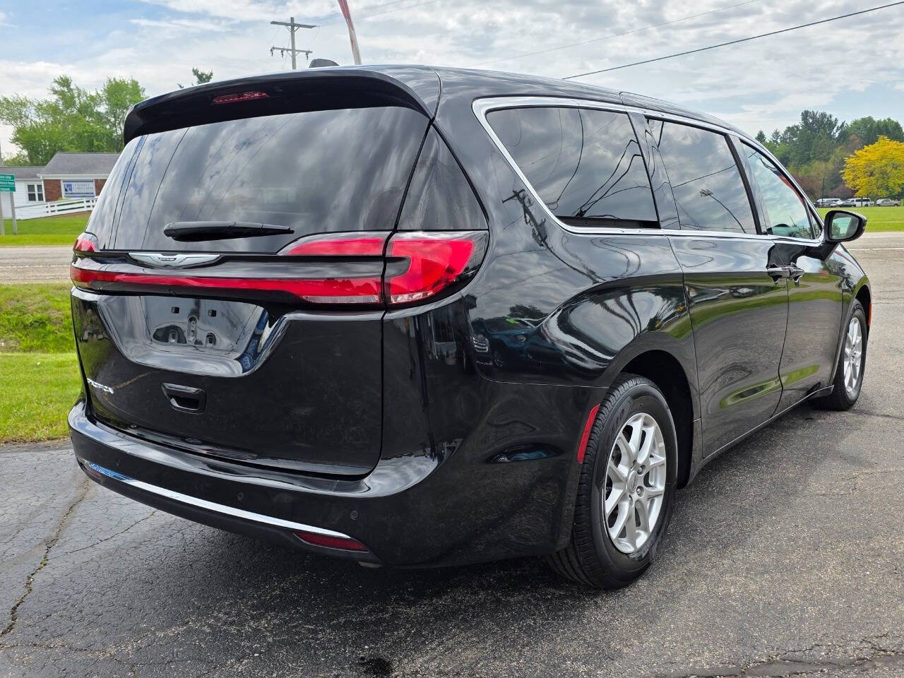 2023 Chrysler Pacifica Touring L - Photo 3