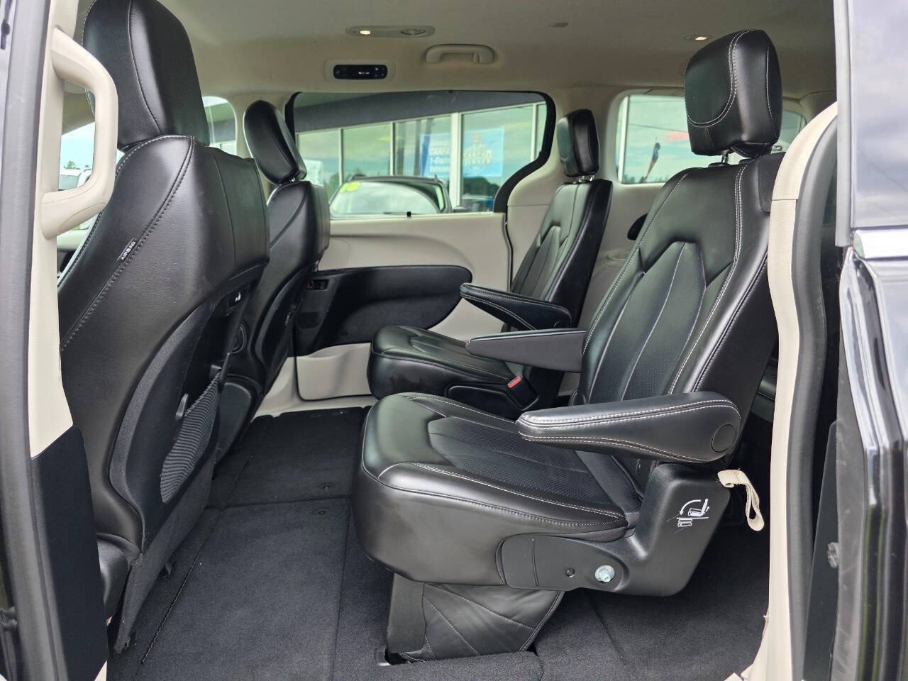 2023 Chrysler Pacifica Touring L - Photo 5