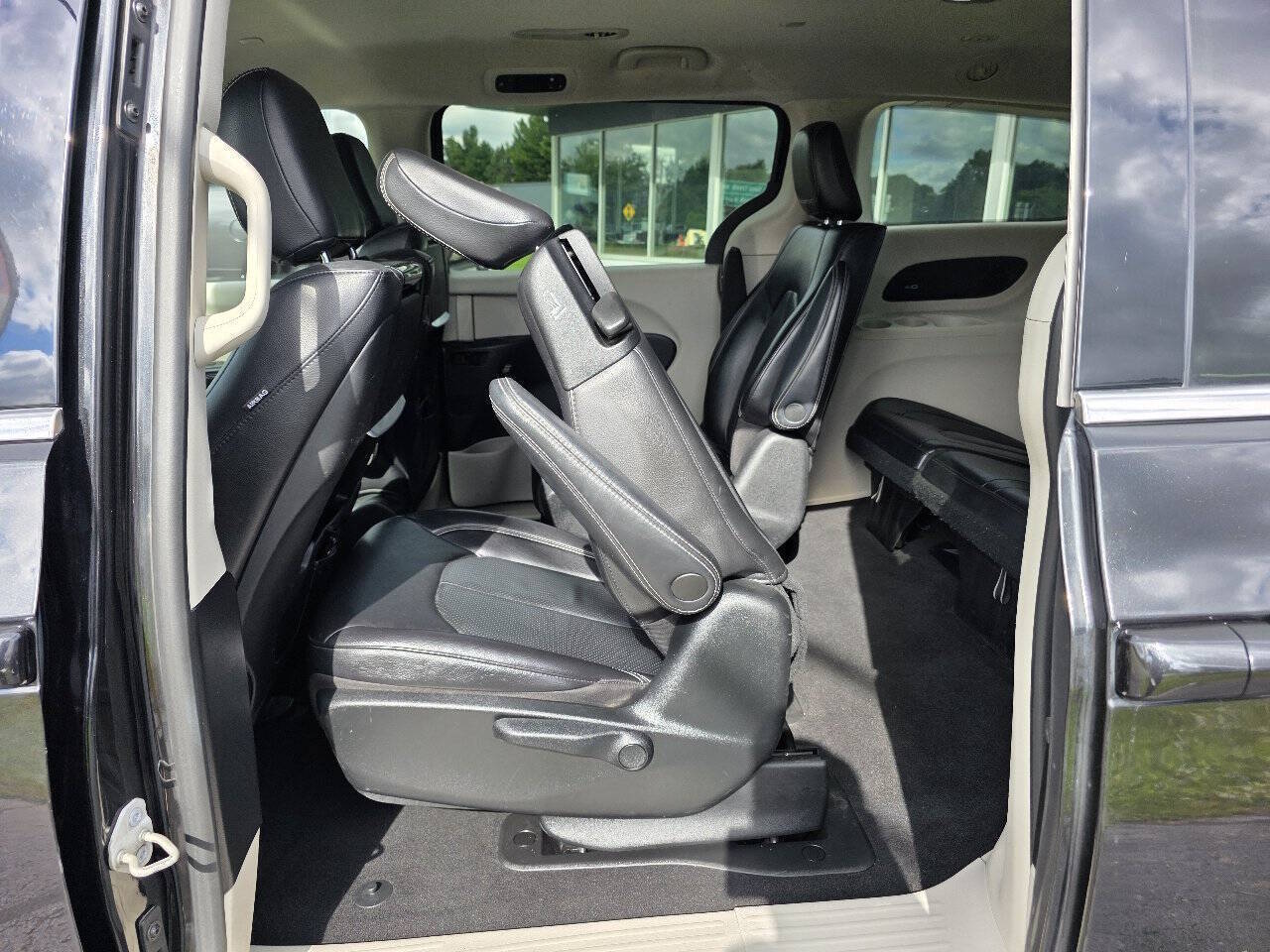 2022 Chrysler Pacifica Hybrid Touring L - Photo 8