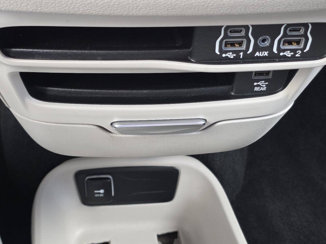 2022 Chrysler Pacifica Hybrid Touring L - Photo 28