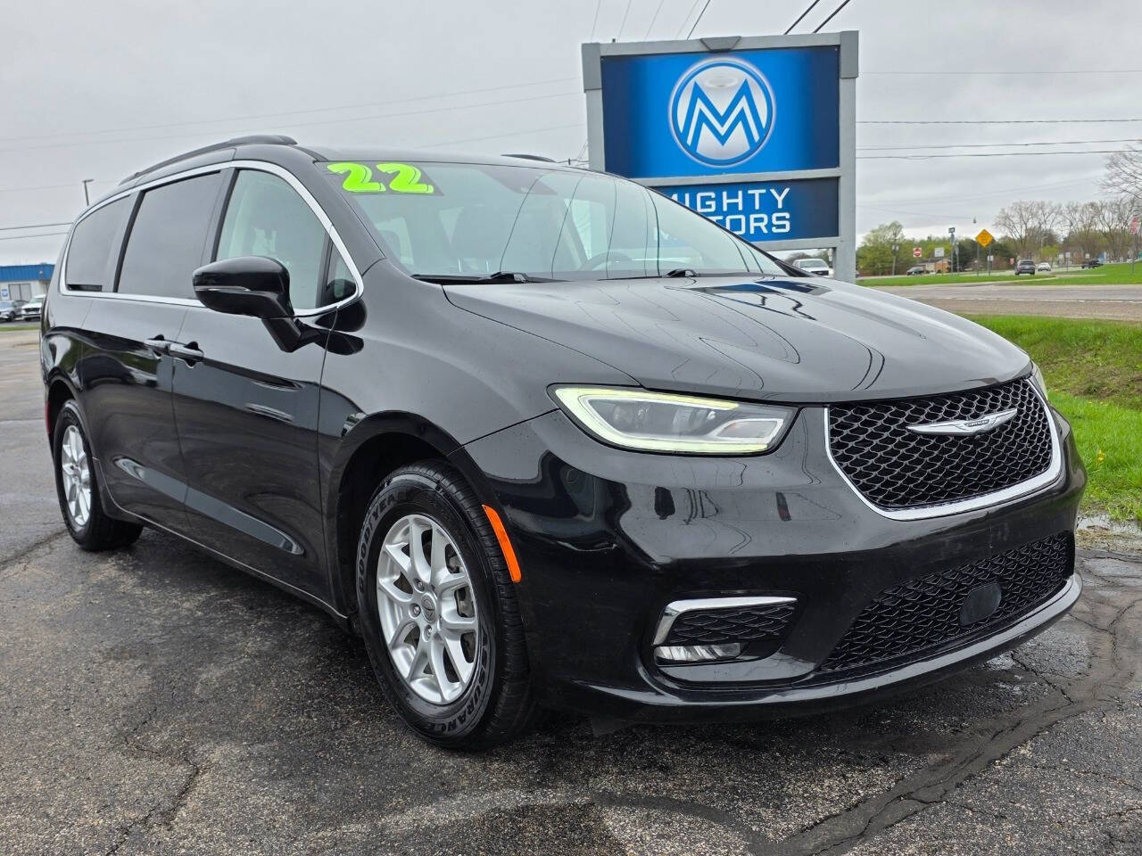 2022 Chrysler Pacifica Touring L's photo