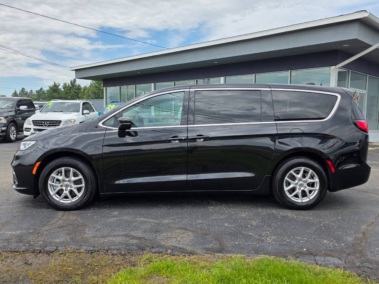 2023 Chrysler Pacifica Touring L - Photo 18