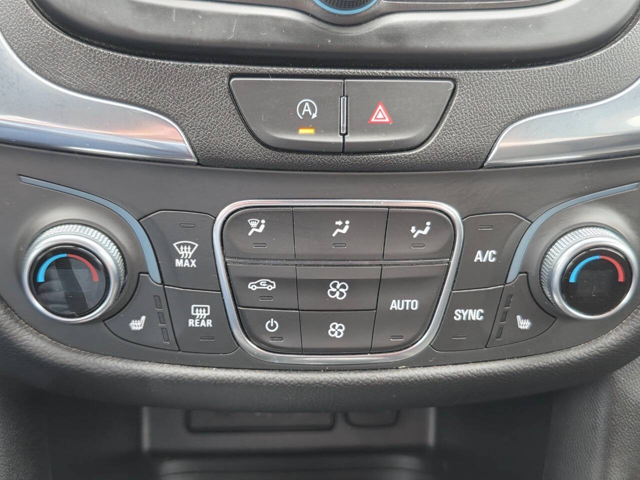 2023 Chevrolet Equinox LT - Photo 12