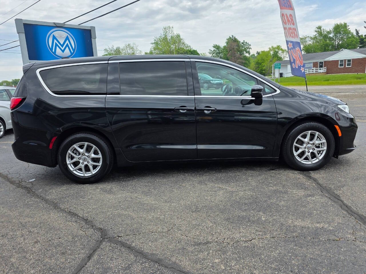 2023 Chrysler Pacifica Touring L - Photo 2
