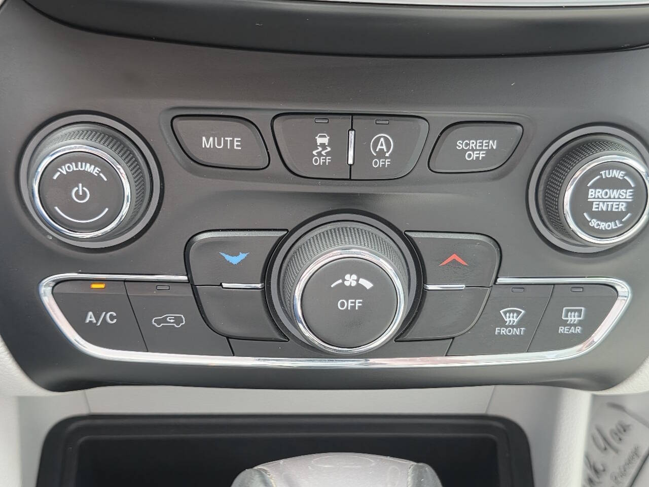 2021 Jeep Cherokee Latitude Plus - Photo 24