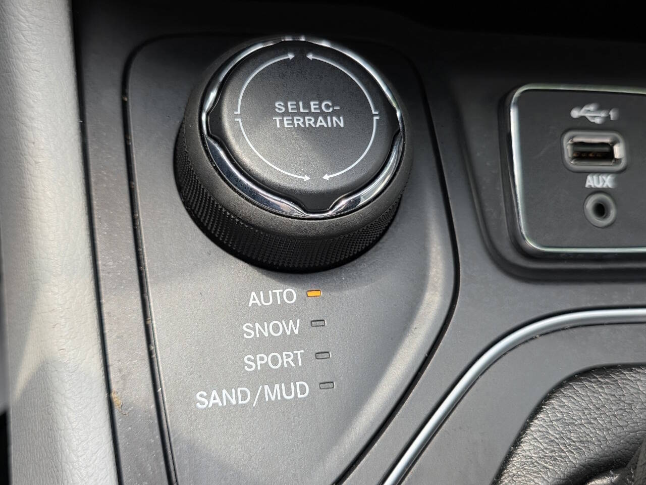 2021 Jeep Cherokee Latitude Plus - Photo 14