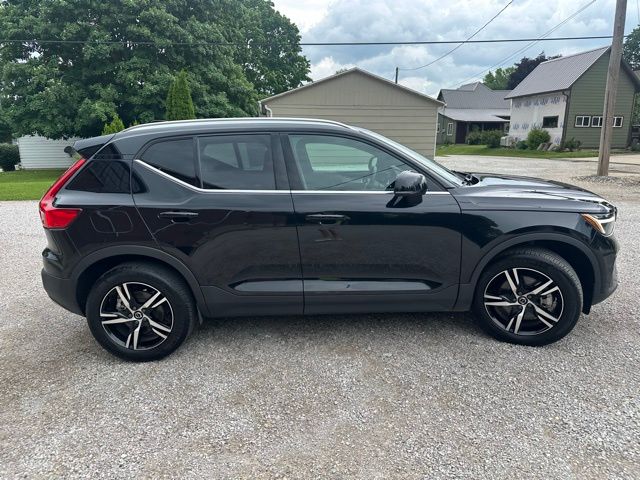 2025 Volvo XC40 Core photo 2