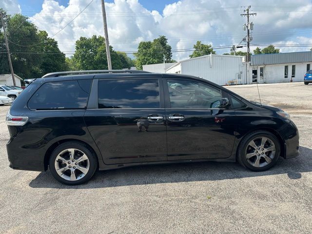 2014 Toyota Sienna SE photo 2