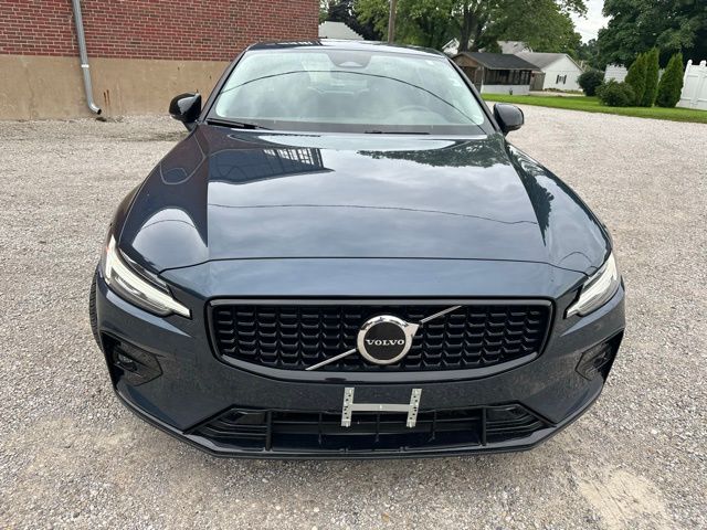 2024 Volvo S60 B5 Core photo 2