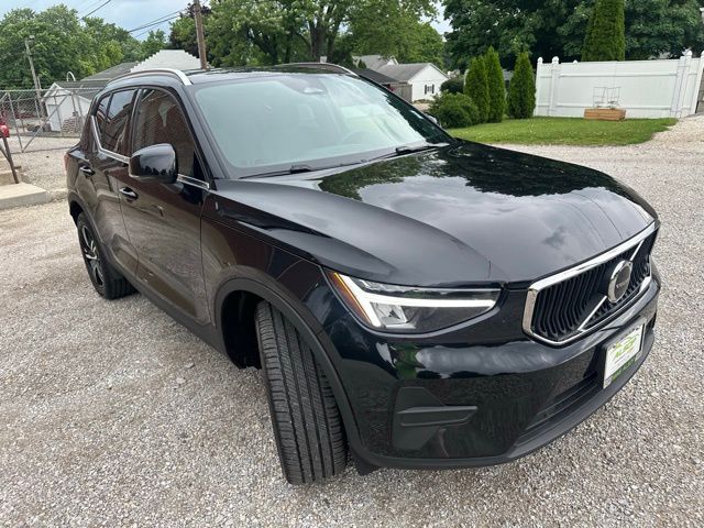 2025 Volvo XC40 Core photo 3