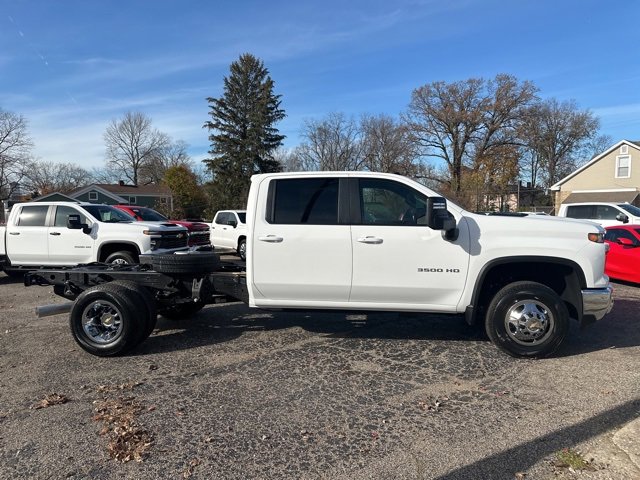 2025 Chevrolet Silverado 3500HD LT photo 4