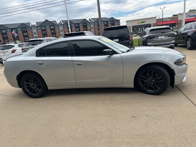 2019 Dodge Charger SXT photo 4