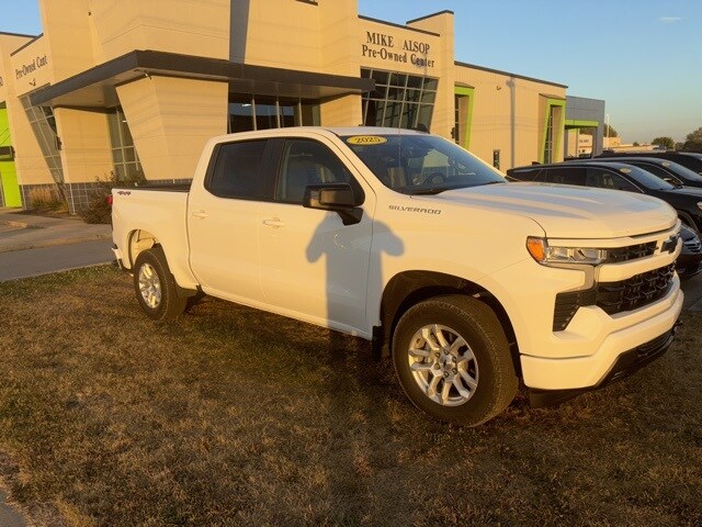 2025 Chevrolet Silverado 1500 RST photo 2