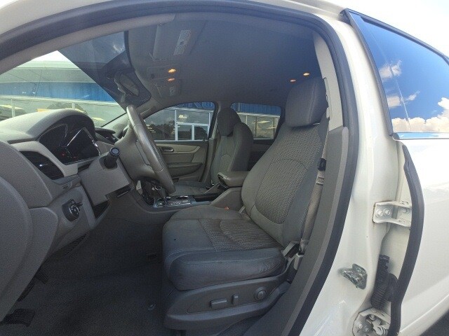 2015 Chevrolet Traverse 1LT photo 2