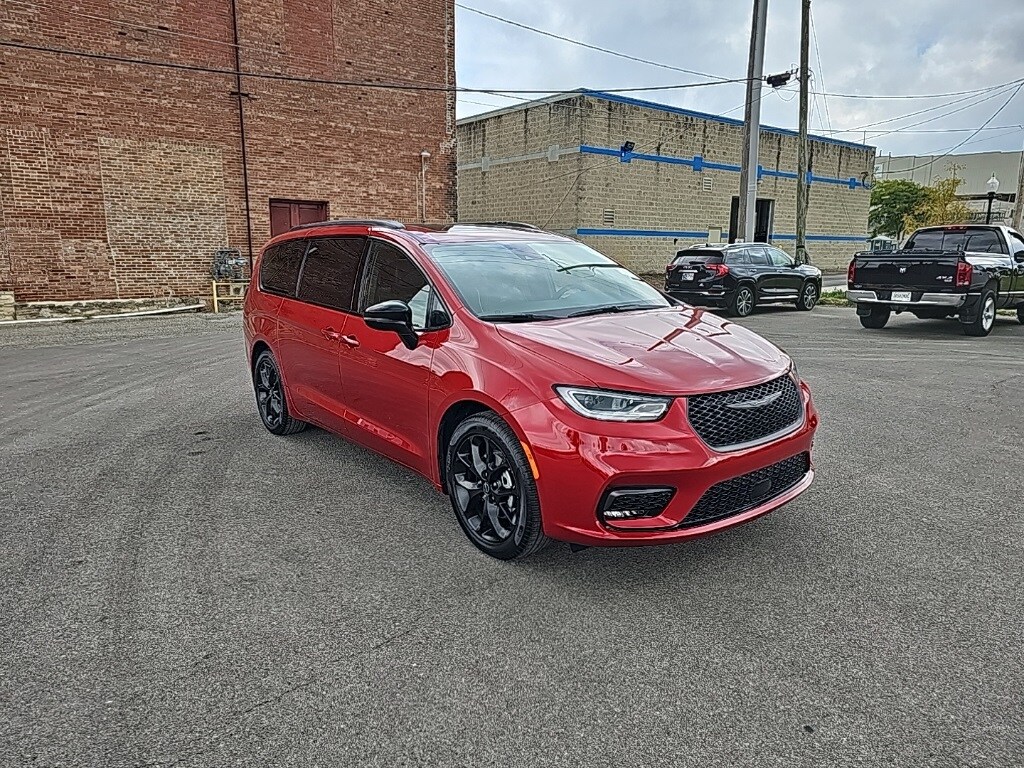 2026 Chrysler Pacifica Limited photo 3