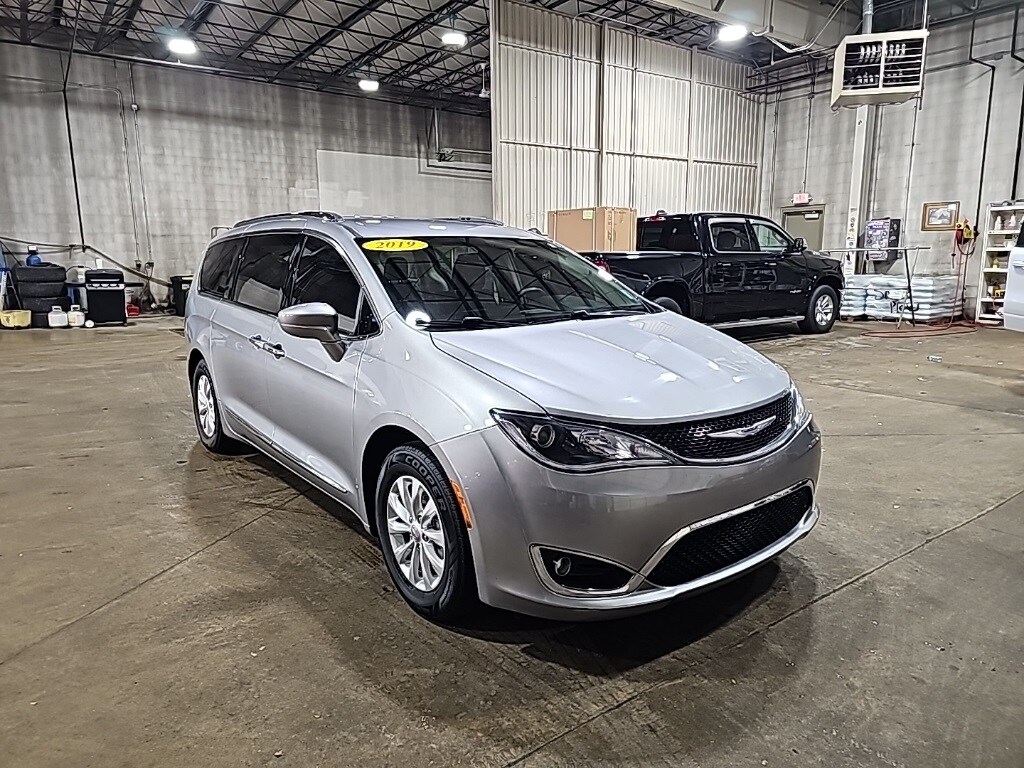 2019 Chrysler Pacifica Touring L photo 3