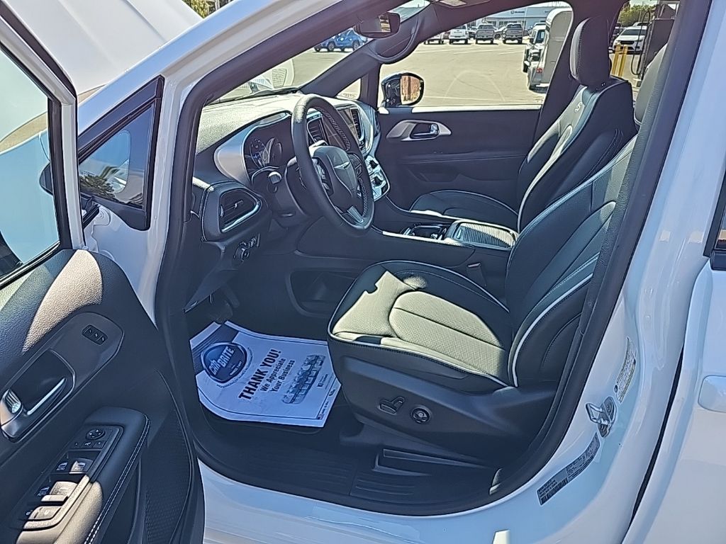 2026 Chrysler Pacifica Limited - Photo 11