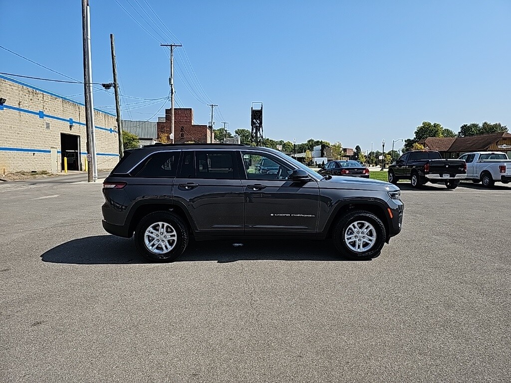 2025 Jeep Grand Cherokee Laredo photo 4