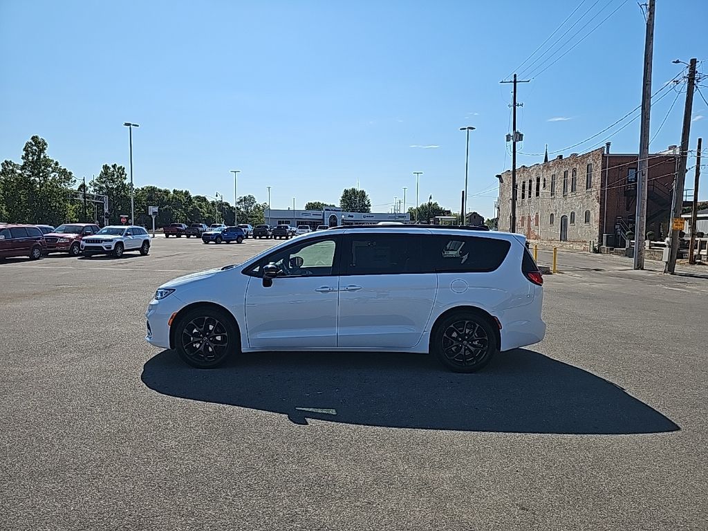 2026 Chrysler Pacifica Limited - Photo 5