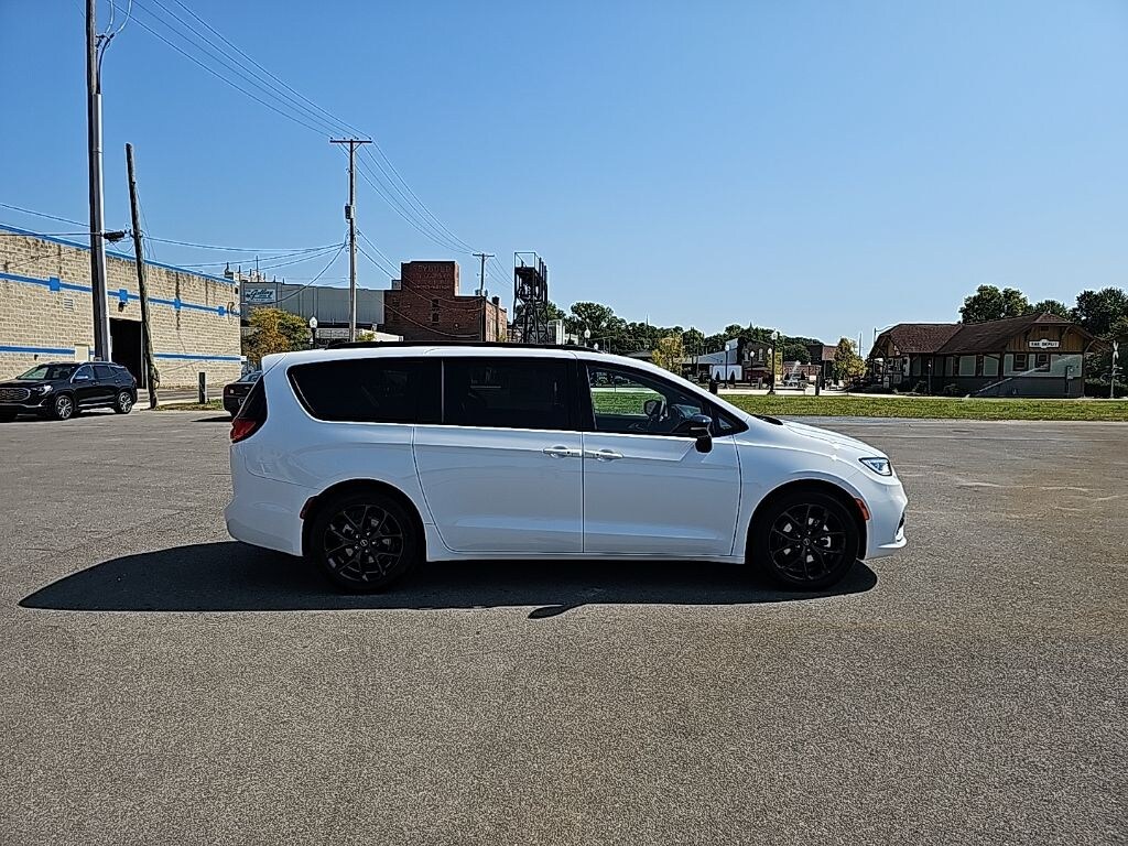 New 2026 Chrysler Pacifica LIMITED Passenger Van