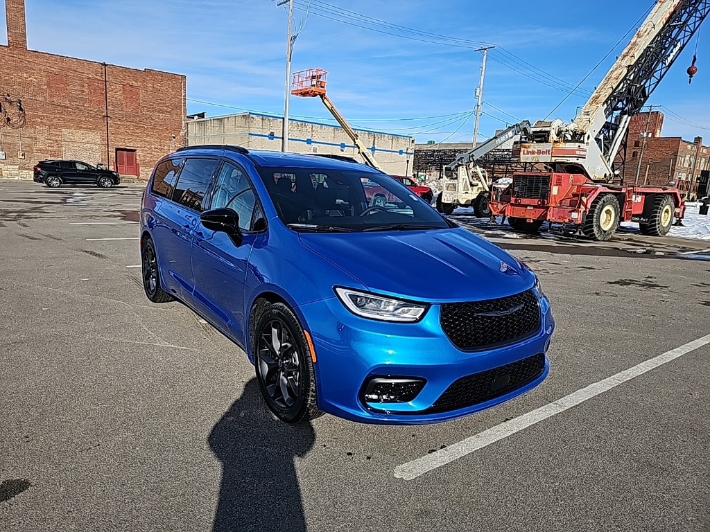 New 2026 Chrysler Pacifica SELECT Passenger Van