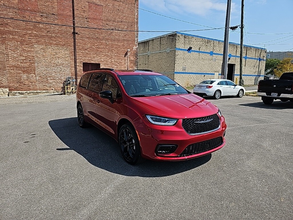 2026 Chrysler Pacifica Limited photo 3