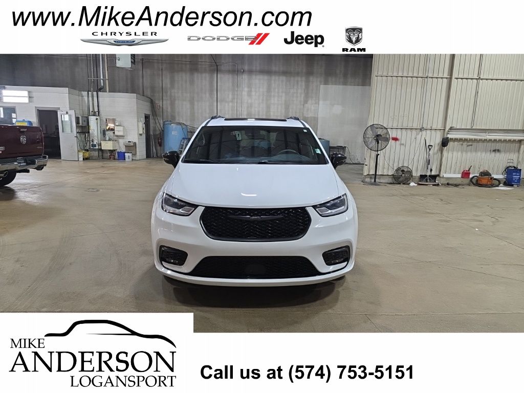 2024 Chrysler Pacifica Touring L's photo