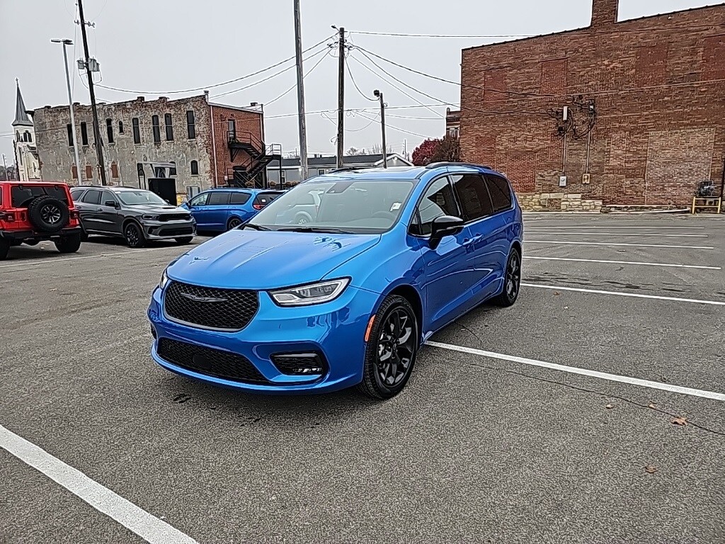 2026 Chrysler Pacifica Limited photo 2