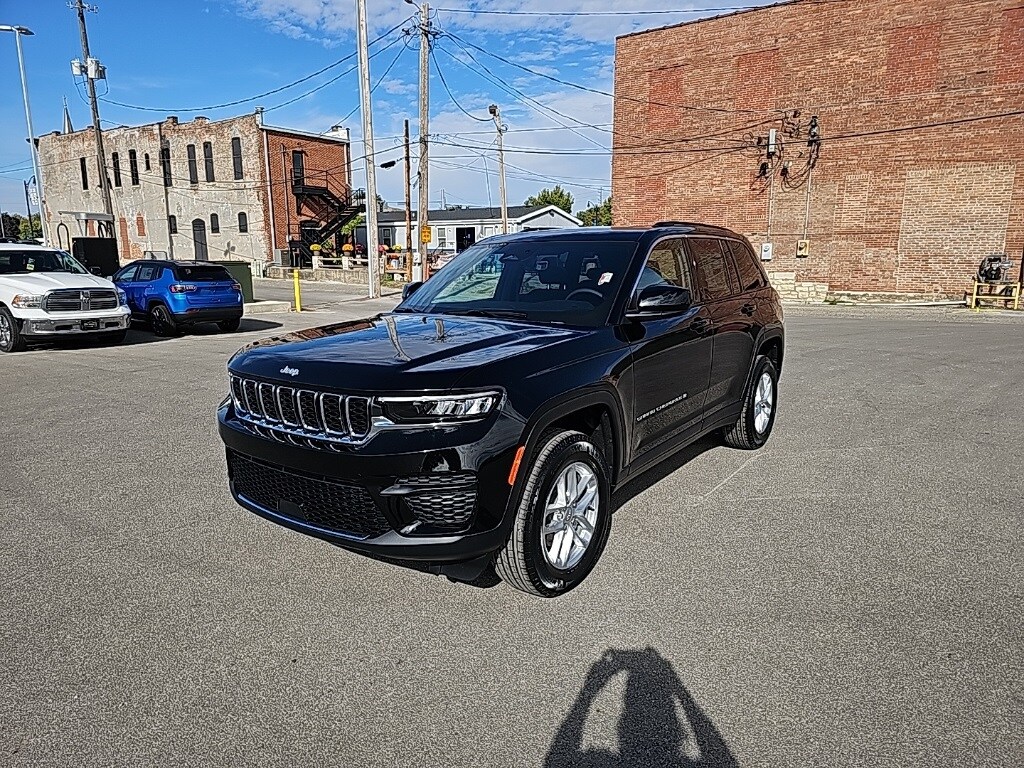 2025 Jeep Grand Cherokee Laredo photo 2