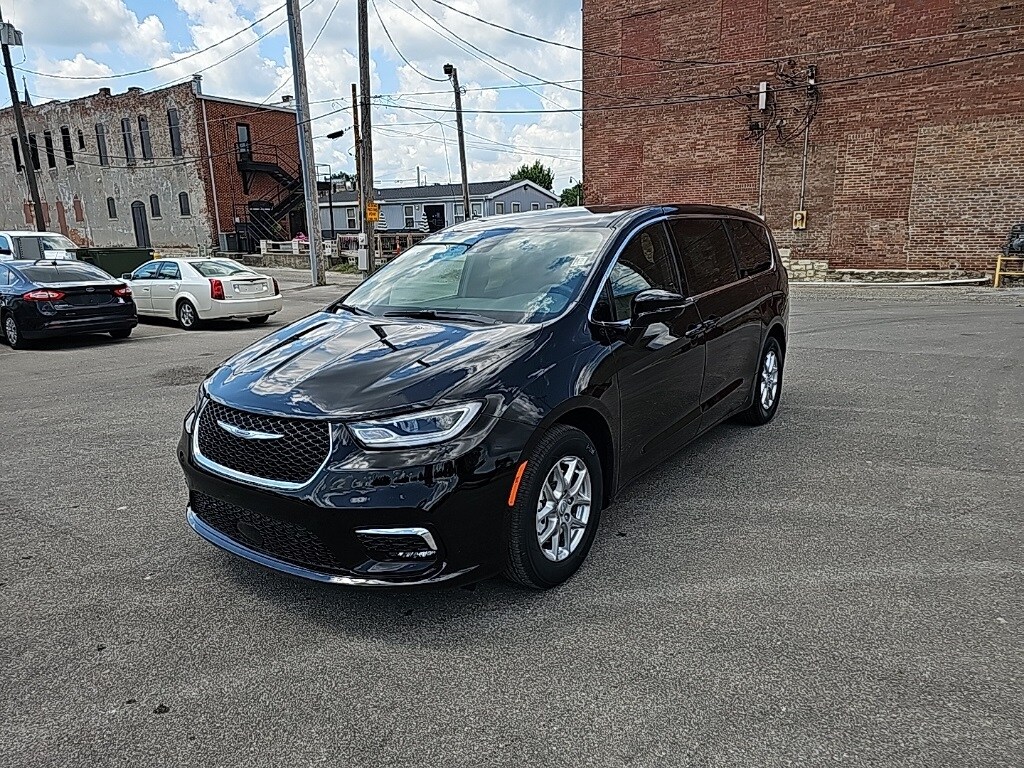 2026 Chrysler Pacifica photo 2