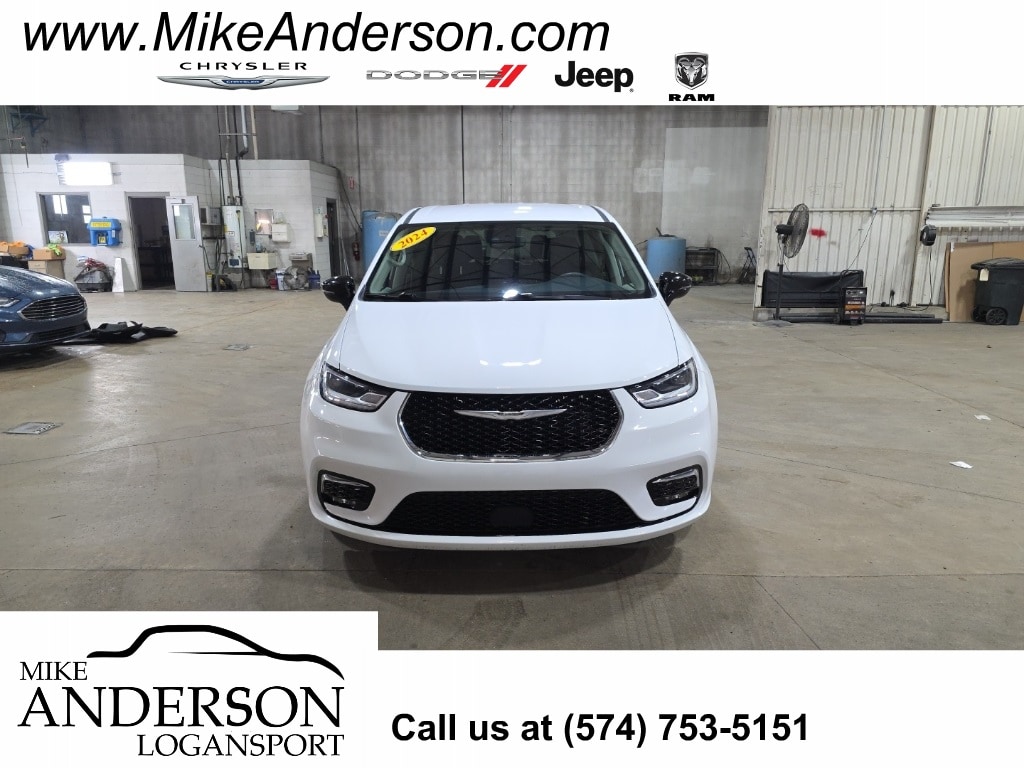 2024 Chrysler Pacifica Touring L's photo