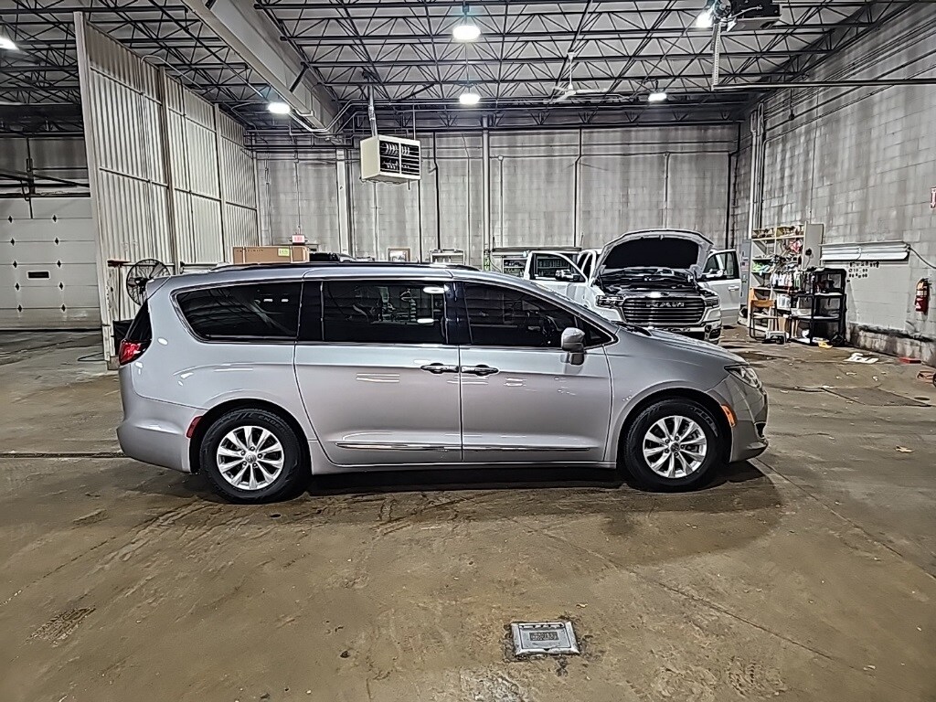 2019 Chrysler Pacifica Touring L photo 4