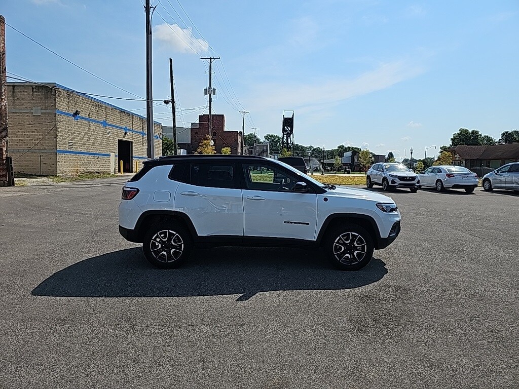 2024 Jeep Compass Trailhawk photo 3