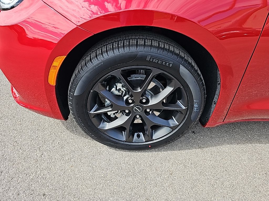 2026 Chrysler Pacifica Limited - Photo 10