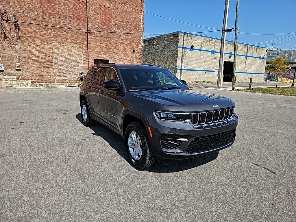 2025 Jeep Grand Cherokee Laredo photo 3
