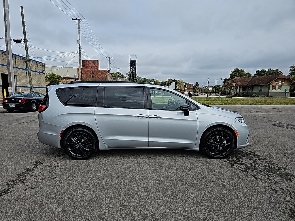 2026 Chrysler Pacifica Limited photo 3