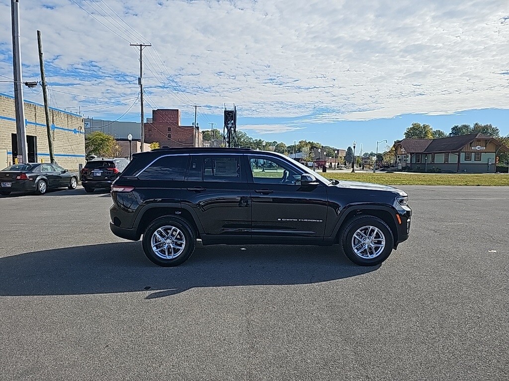 2025 Jeep Grand Cherokee Laredo photo 4