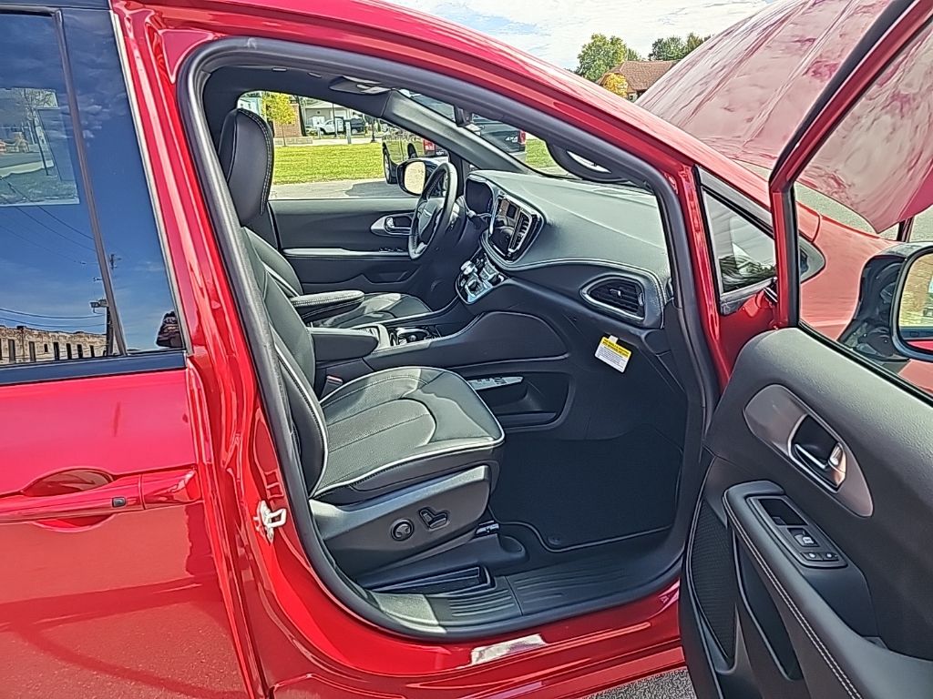 2026 Chrysler Pacifica Limited - Photo 15