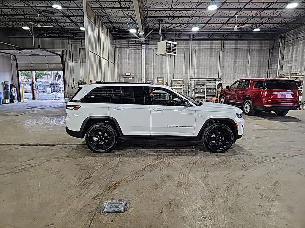2023 Jeep Grand Cherokee Laredo photo 3