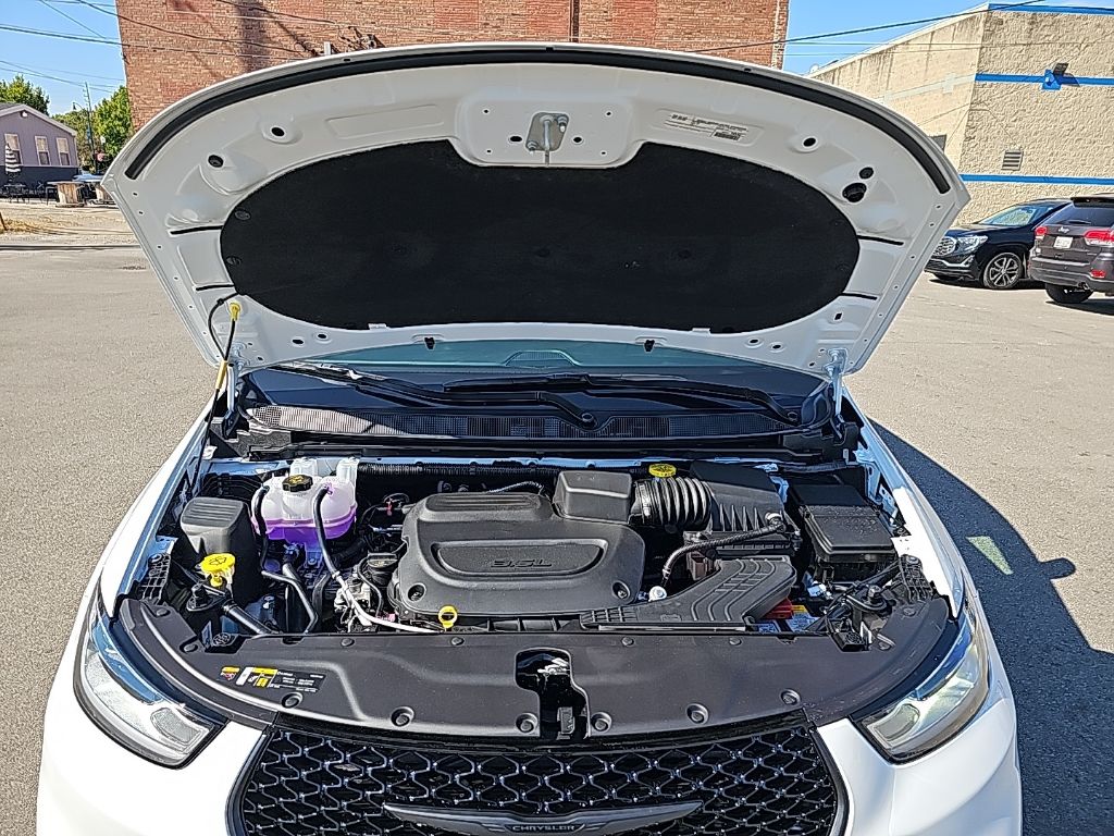 2026 Chrysler Pacifica Limited - Photo 9