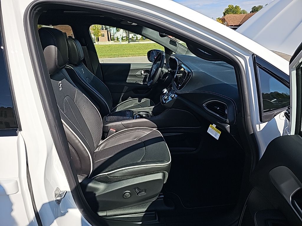 2026 Chrysler Pacifica Limited - Photo 15