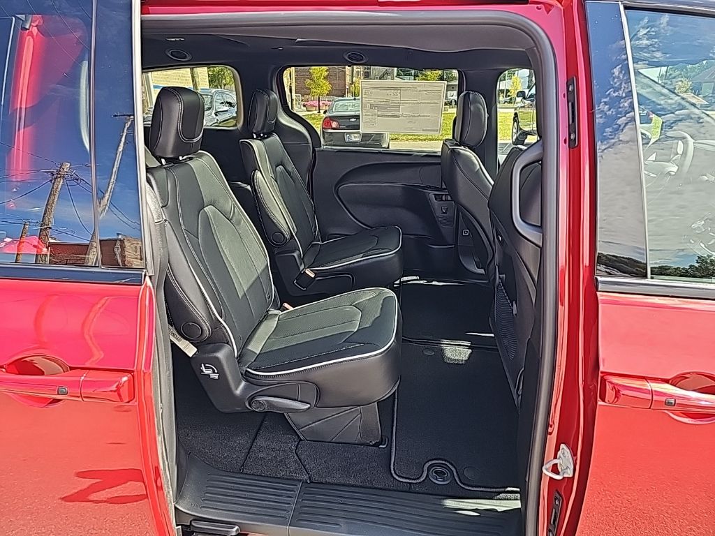 2026 Chrysler Pacifica Limited - Photo 16