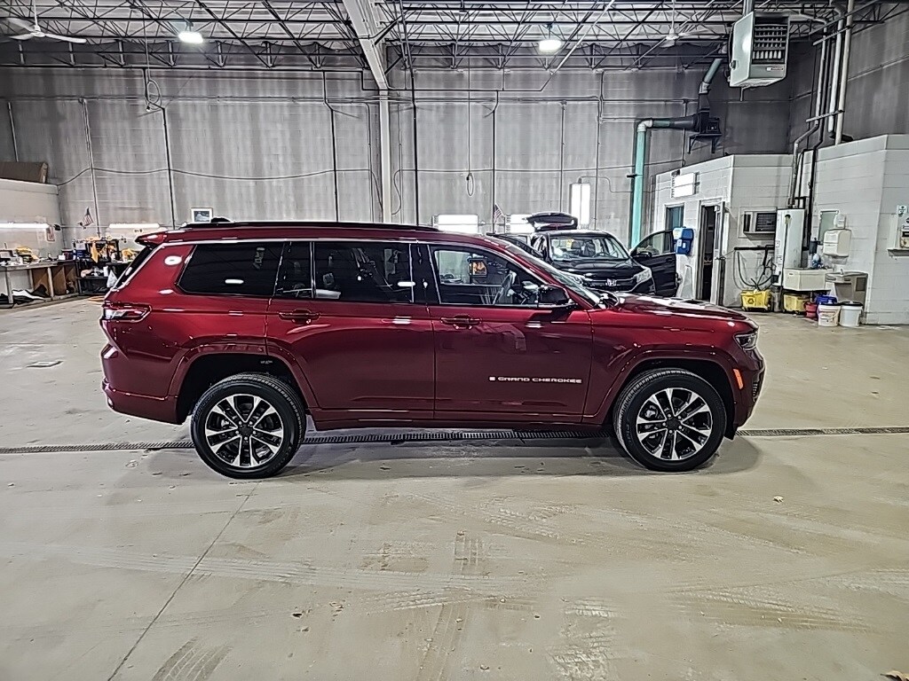 2025 Jeep Grand Cherokee Overland photo 4
