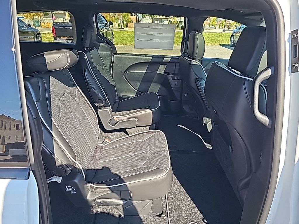 2026 Chrysler Pacifica Limited - Photo 16